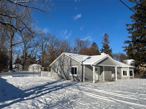 2488 Willow Beach St, Keego Harbor, MI, 48320-1319 | Card Image