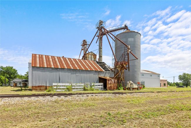 Silo & barn that could be used as bridal suite | Image 5