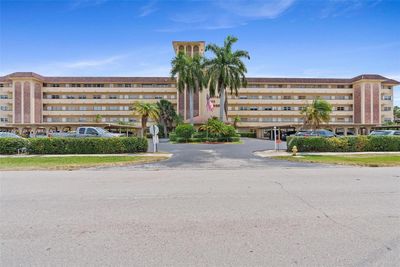 109 - 4100 Crystal Lake Dr, Condo with 2 bedrooms, 1 bathrooms and null parking in Deerfield Beach FL | Image 2