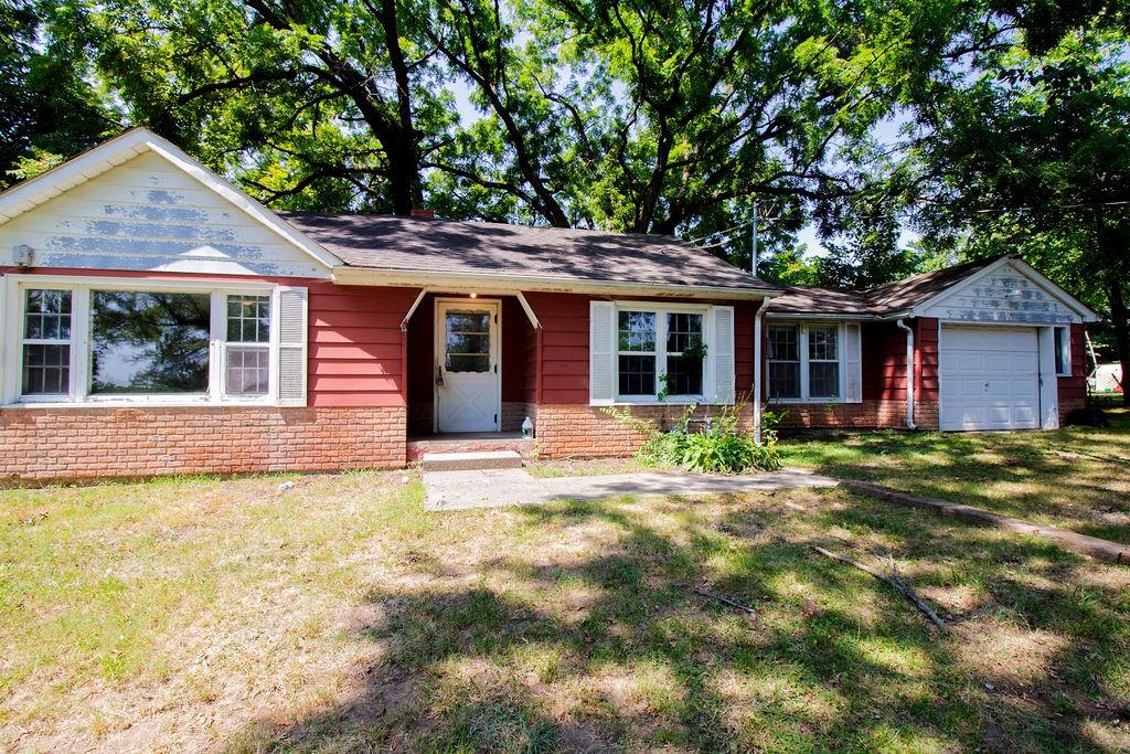 Lamar Dr, Kansas City, MO 64152