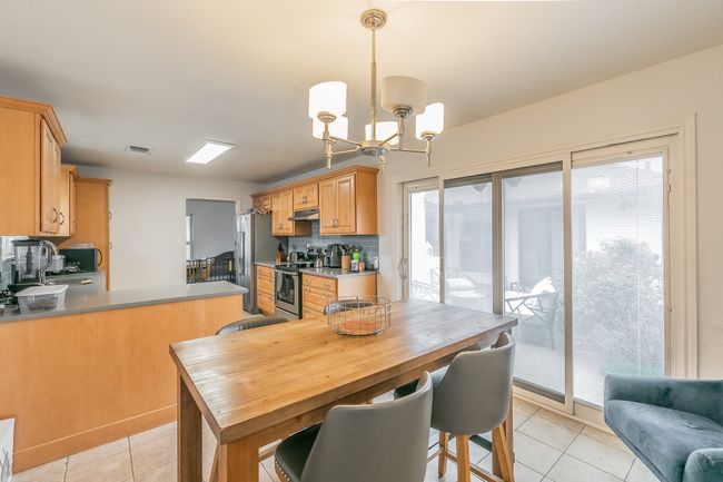 Unit 4900 Breakfast area with separate access to private backyard | Image 12