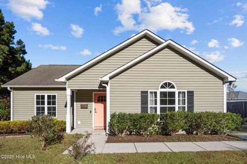 301 Kraft St, Surf City, NC, 28445-8001 | Card Image