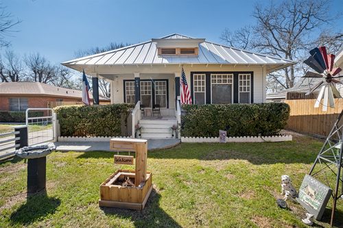 406 E Gonzales St, Yoakum, TX, 77995-3310 | Card Image