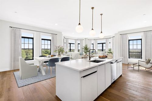 apt-332-695 Merrick Ave, Westbury, NY, 11590-6724 | Card Image