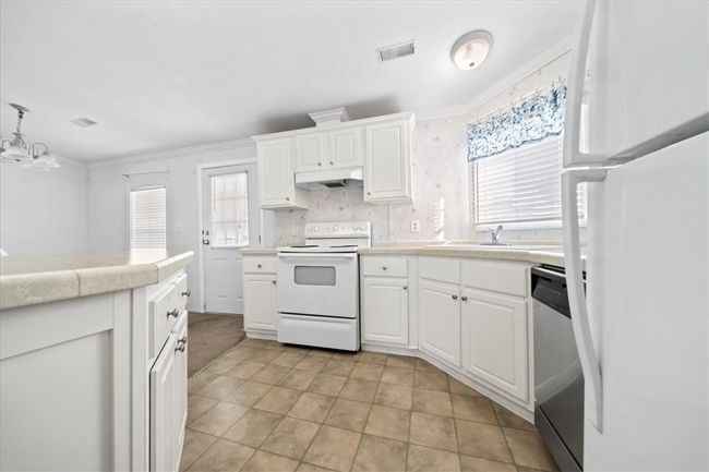 641 Hyacinth Cir, House other with 2 bedrooms, 2 bathrooms and null parking in Barefoot Bay FL | Image 9