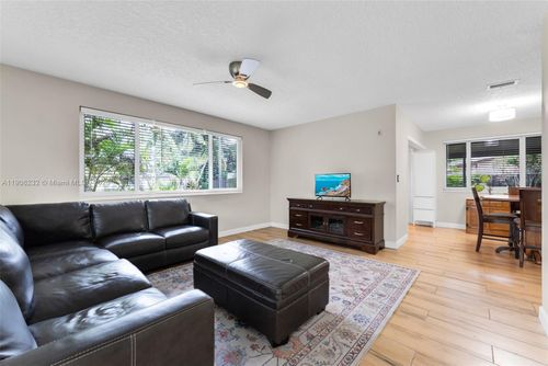 1532 Ne 39th St, Oakland Park, FL, 33334-4609 | Card Image