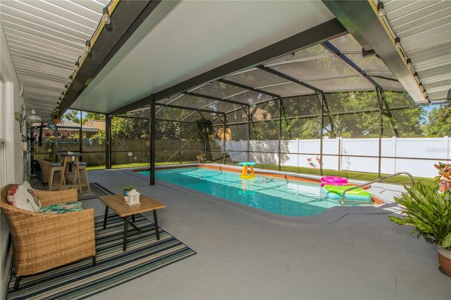 Large covered area for entertaining | Image 5