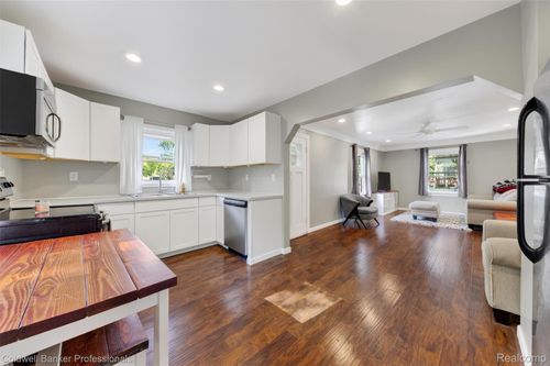 5300 Clinton River Dr, Waterford, MI, 48327-2514 | Card Image