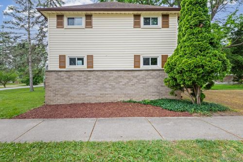 7993 Church Rd, Grosse Ile, MI, 48138-1341 | Card Image