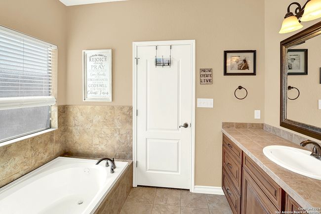 109 Park Way, House other with 4 bedrooms, 3 bathrooms and null parking in Poth TX | Image 17