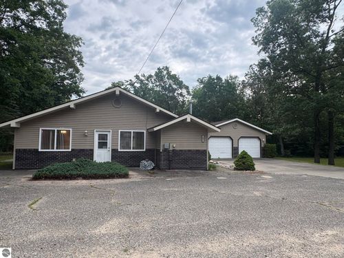 103 Whitebirch Dr, Houghton Lake, MI, 48629-9154 | Card Image