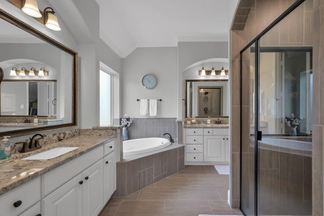 Double sinks, soaking tub & large walk in closet! | Image 28