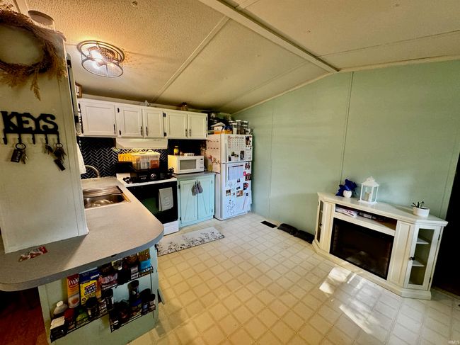 12630 E Shady Mdws, House other with 3 bedrooms, 2 bathrooms and null parking in Solsberry IN | Image 5