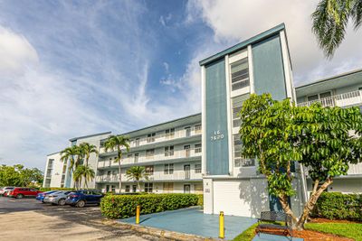 402 - 7620 Nw 18 Street, Condo with 2 bedrooms, 2 bathrooms and null parking in Margate FL | Image 3