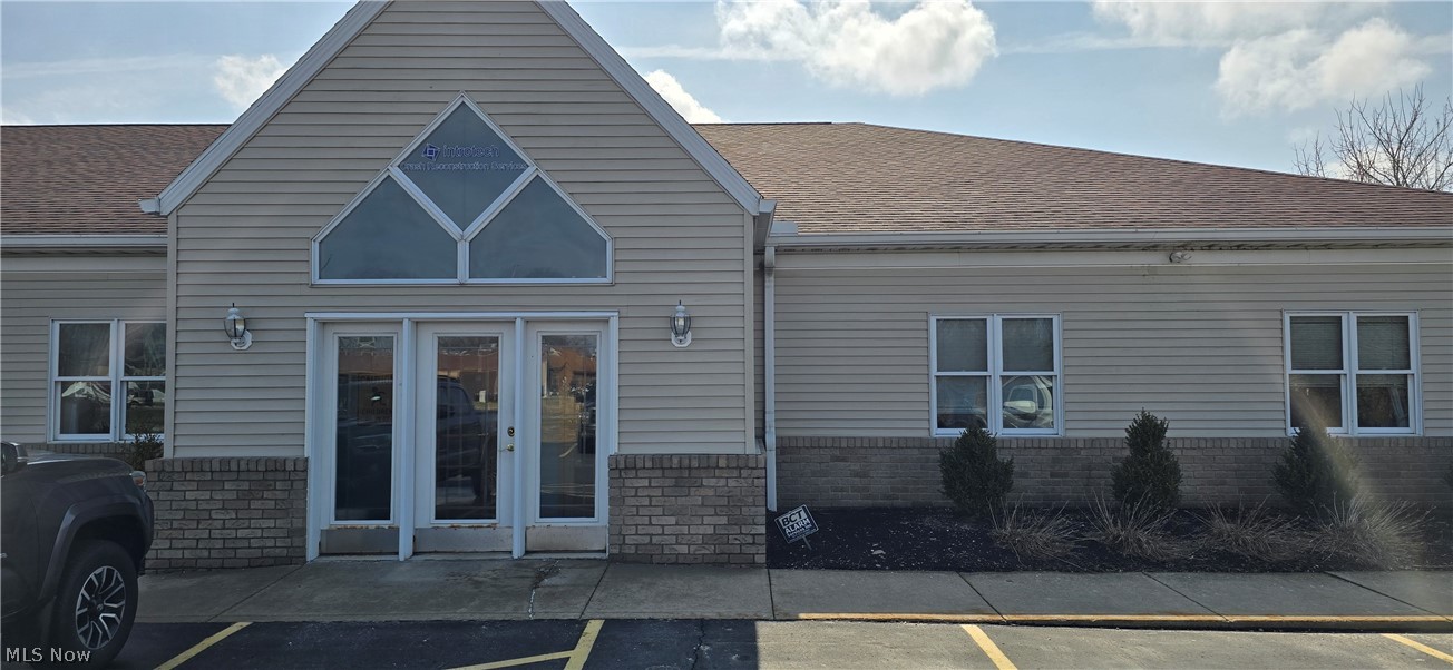 1004 Vivian Dr, Grafton, OH 44044