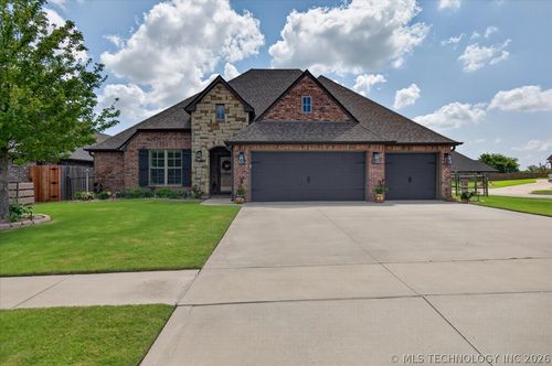 8101 N 75th East Ave, Owasso, OK, 74055-7672 | Card Image