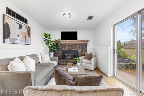 1365 Thistleridge Dr, Holly, MI, 48442-9605 | Card Image