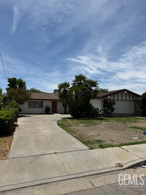 2317 Belvedere Ave, Bakersfield, CA, 93304-5428 | Card Image
