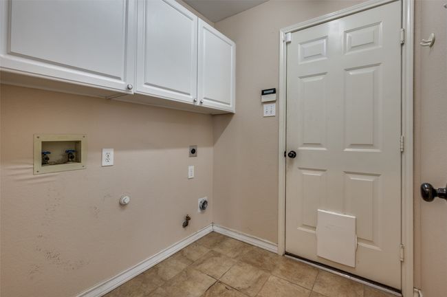 Laundry area with baseboards, hookup for a washing machine, cabinet space, electric dryer hookup, and gas dryer hookup | Image 27