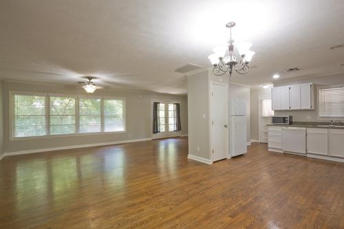 2425 N Locust St, Denton, TX, 76209-0811 | Card Image