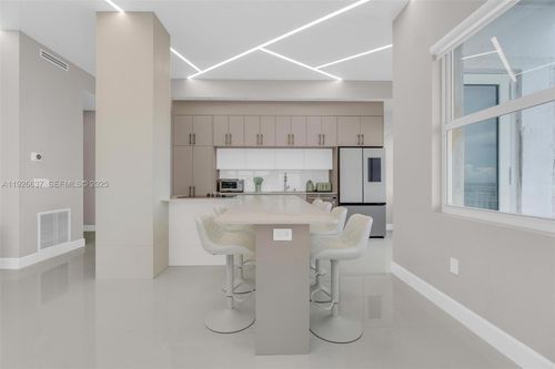 ph04-18011 Biscayne Blvd, Aventura, FL, 33160-2598 | Card Image