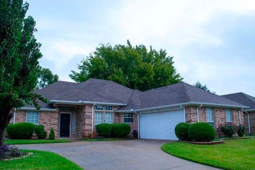 7825 Hightower Dr, North Richland Hills, TX, 76182-3402 | Card Image
