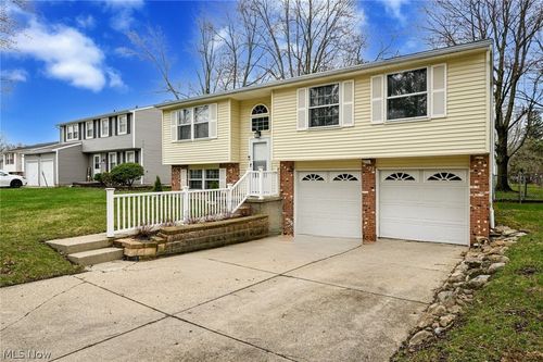 925 Gayer Dr, Medina, OH, 44256-2903 | Card Image