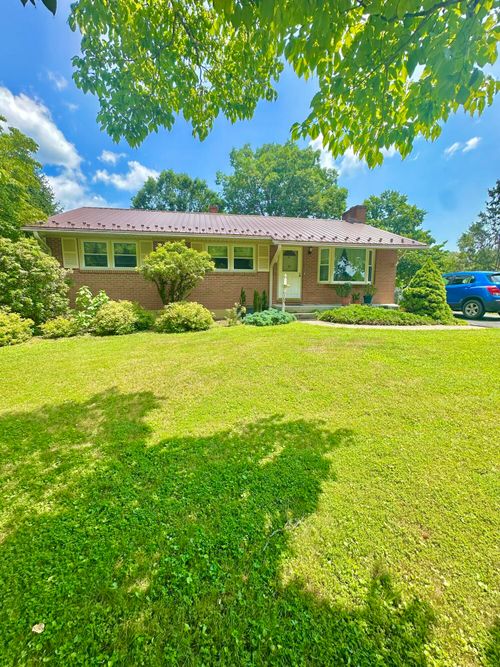 109 Vine Ave, Clifton Forge, VA, 24422-3704 | Card Image
