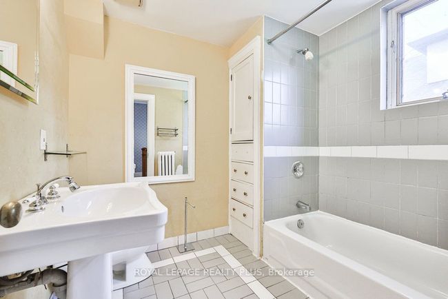 225 Glenrose Ave, House other with 4 bedrooms, 3 bathrooms and 4 parking in Toronto ON | Image 24