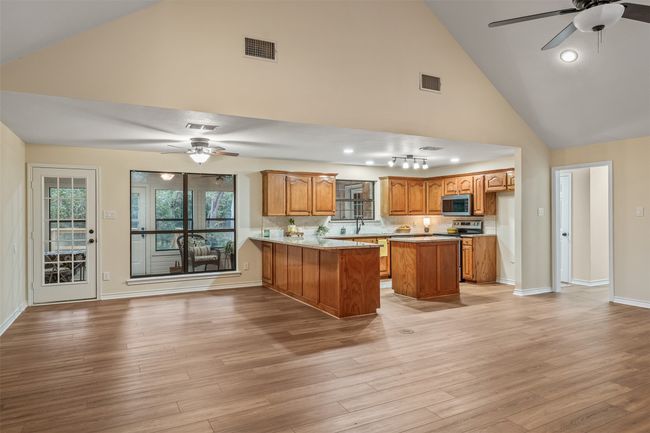 411 Raton Pass, House other with 3 bedrooms, 2 bathrooms and null parking in Holly Lake Ranch TX | Image 5