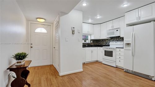 apt-203-681 S Hollybrook Dr, Pembroke Pines, FL, 33025-4009 | Card Image