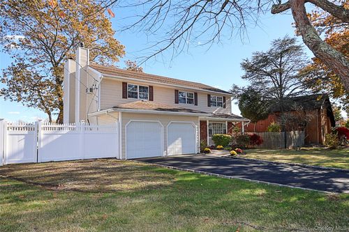 1 Deer Lake Dr, Babylon, NY, 11703-3401 | Card Image