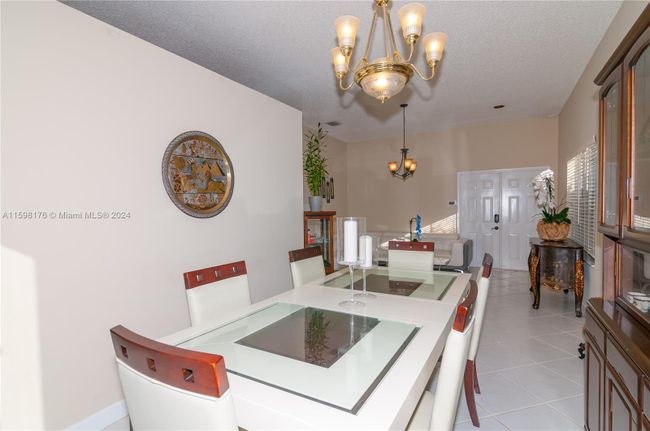 885 - 885 Tanglewood Cir, House other with 3 bedrooms, 2 bathrooms and null parking in Weston FL | Image 7