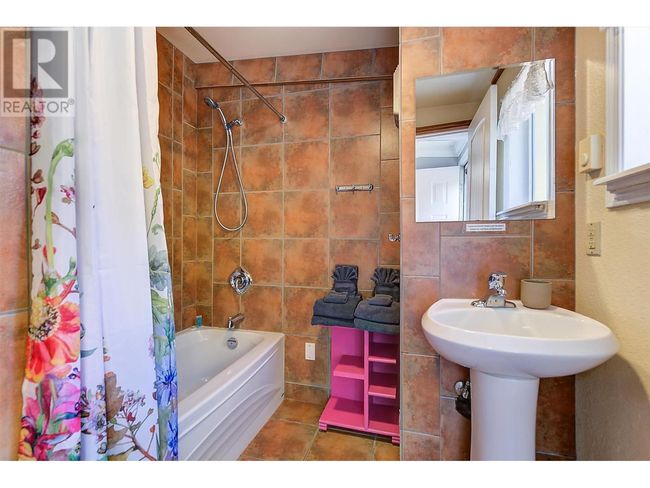11 - 3701 Beach Ave, Home with 2 bedrooms, 2 bathrooms and 1 parking in Peachland BC | Image 34