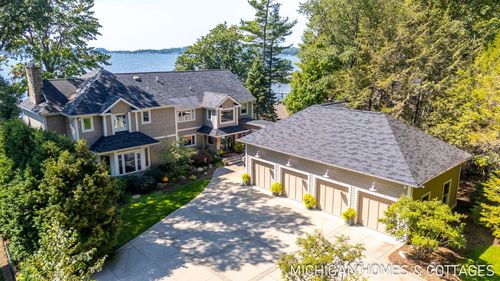 1414 Waukazoo Dr, Holland, MI, 49424-2647 | Card Image
