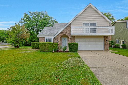 1087 Amberwood Dr, Crystal Lake, IL, 60014-8564 | Card Image