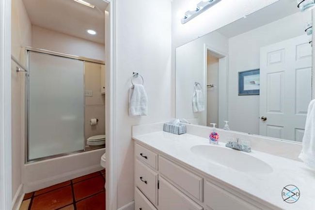 Guest bath 1 | Image 20