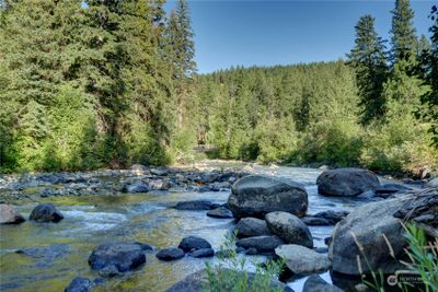 Over a thoiusand feet of low and high bank river front. | Image 1