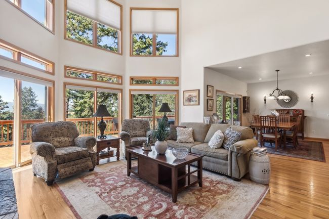 Living Area | Image 16