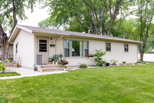 2926 Edgewood Dr N, Fargo, ND, 58102-1647 | Card Image