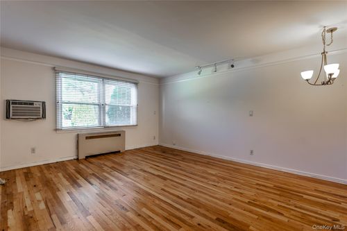 150a-71 Little Neck Pkwy, Glen Oaks, NY, 11004-1127 | Card Image