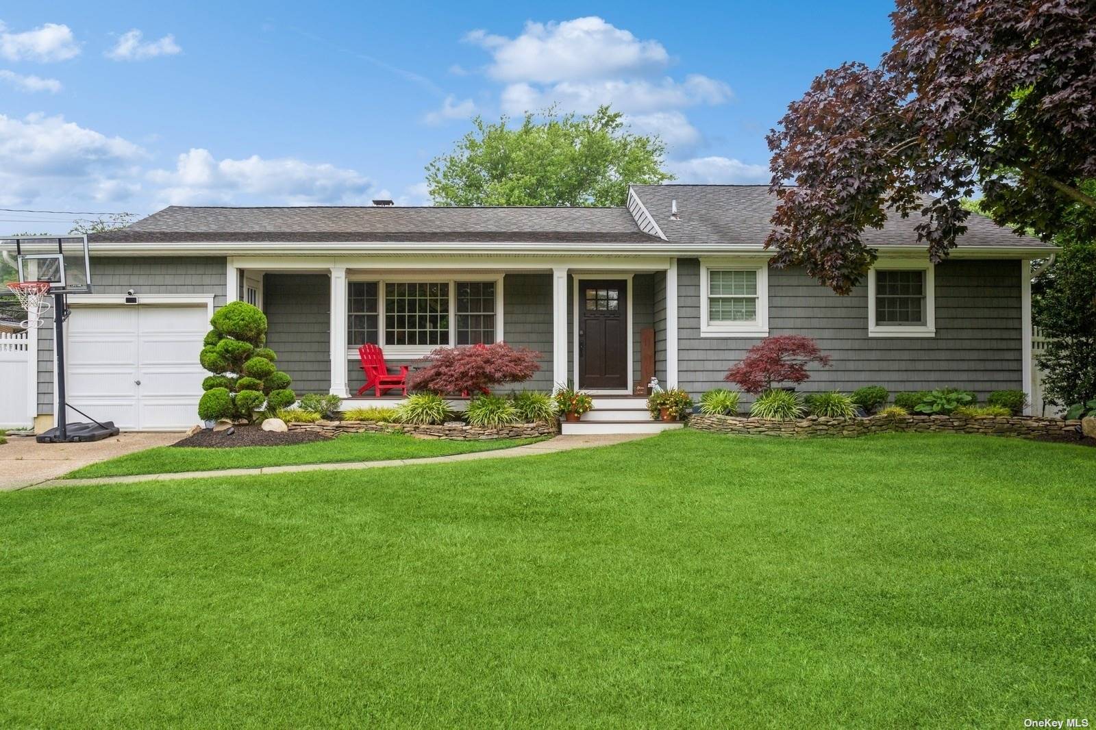 Loop Dr, Sayville, NY 11782