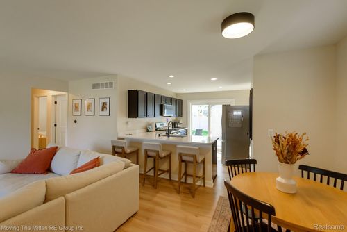 20067 Cole Ave, Brownstown Twp, MI, 48183-4843 | Card Image