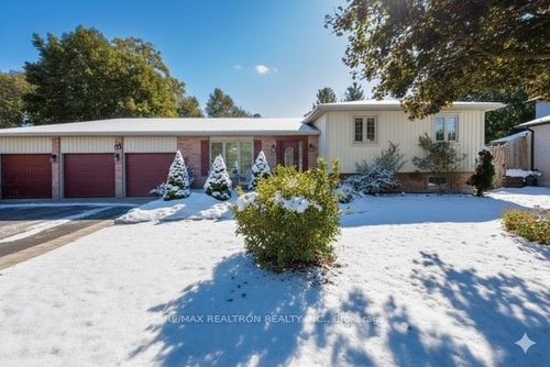 11 Burbank Cir, Everett, ON, L0M1J0 | Card Image