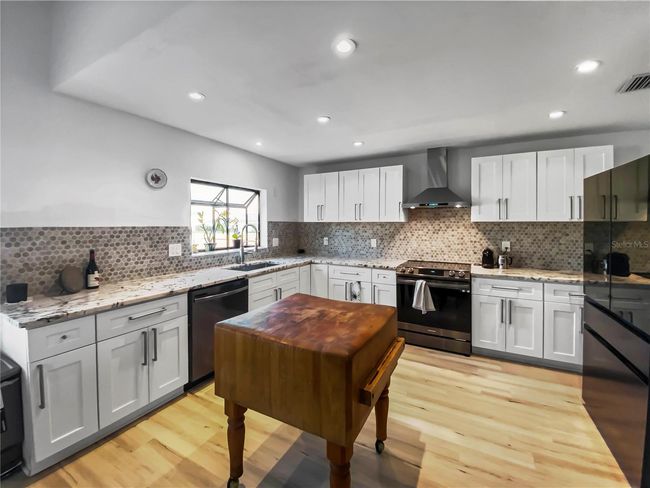 5744 Augusta Cir, House other with 3 bedrooms, 2 bathrooms and null parking in Sarasota FL | Image 7