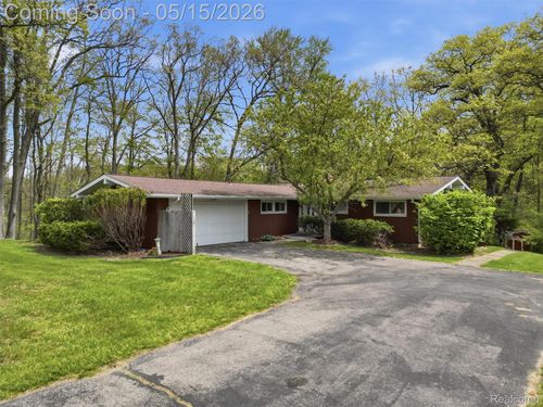 8645 Fieldcrest Dr, Brighton, MI, 48116-8317 | Card Image