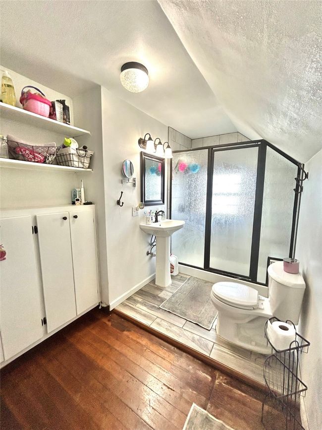 Upstairs bathroom | Image 25