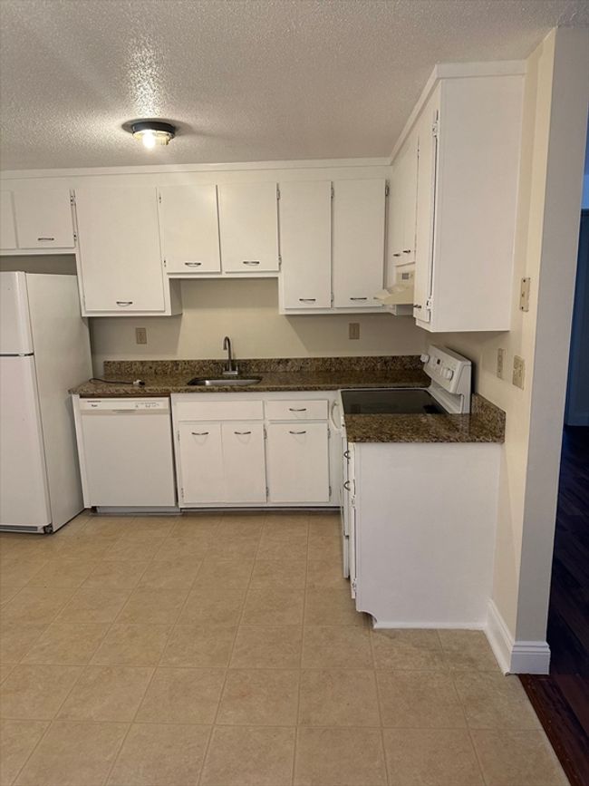 UNIT-6 - 1700 Skyline Dr, Condo with 2 bedrooms, 1 bathrooms and 2 parking in Lowell MA | Image 38
