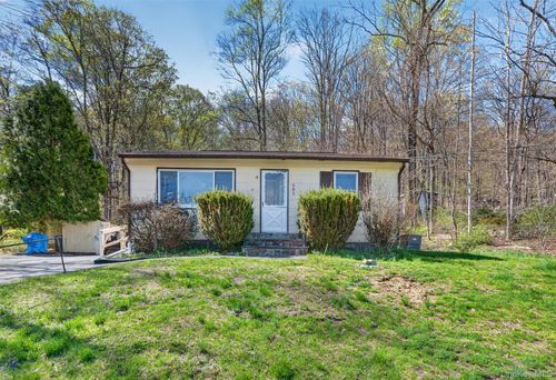 689 Sprout Brook Rd, Putnam Valley, NY, 10579-1812 | Card Image