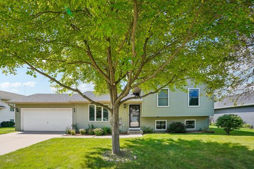 20116275 Ash Dr, Jackson, WI, 53037-9258 | Card Image